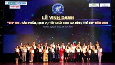 Thứ trưởng Bộ LĐ-TB&XH Nguyễn Thị Hà và ông Hồ Minh Chiến - Tổng Biên tập Tạp chí Gia đình Việt Nam trao Chứng nhận và Biểu trưng cho các doanh nghiệp được vinh danh.