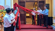 Đại biểu quận Hoàn Kiếm thực hiện nghi thức khánh thành công trình tôn tạo, tu bổ đình Trung Yên, phường Hàng Bạc.