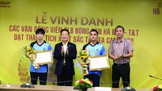 Doanh nhân Đỗ Quang Hiển trao thưởng cho Mai Ngọc, Anh Hoàng - hai vận động viên CLB bóng bàn Hà Nội T&T đã giành huy chương vàng SEA Games 32