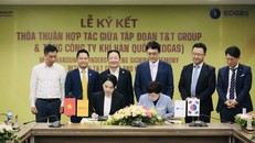 Bà Nguyễn Thị Thanh Bình, Phó Tổng Giám đốc T&T Group (bên trái) và bà Choi Yeon Hye, Tổng Giám đốc KOGAS (bên phải) ký thoả thuận hợp tác.