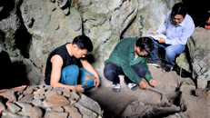 Đào khảo sát hang Thẳm Un 2. Ảnh: TTXVN 