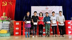 Đoàn trao tặng 40 hộ có nhà sập trôi hoàn toàn mỗi hộ 10 triệu đồng; các hộ có nhà bị hư hỏng nặng được nhận 1 thùng hàng gia đình bao gồm các nhu yếu phẩm cần thiết. 