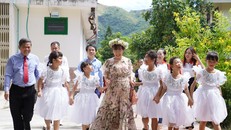 Các em nhỏ tại làng SOS Nha Trang gửi gắm tình cảm tới nữ doanh nhân