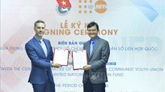 Bí thư Thứ nhất Ban Chấp hành Trung ương Đoàn Bùi Quang Huy ký Biên bản ghi nhớ với Trưởng đại diện Quỹ Dân số Liên hợp quốc tại Việt Nam (UNFPA) Matthew David Jackson. Ảnh: Minh Đức - TTXVN