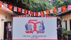 Đại sứ Vương quốc Anh tại Việt Nam, ông Iain Frew (trái) công bố logo chính thức kỷ niệm 50 năm quan hệ ngoại giao Vương quốc Anh-Việt Nam - Ảnh: VGP