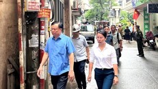 Bí thư Thành ủy Hà Nội Đinh Tiến Dũng kiểm tra hiện trường và chỉ đạo khắc phục hậu quả vụ cháy chung cư mini ở phố Khương Hạ.