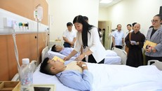 Chủ tịch Ủy ban MTTQ Việt Nam TP Hà Nội Nguyễn Lan Hương thăm các chiến sĩ phòng cháy chữa cháy bị thương khi làm nhiệm vụ