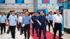 Chủ tịch Quốc hội Vương Đình Huệ thăm các gian hàng triển lãm OCOP. Ảnh: QĐND