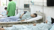 Hiện bệnh viện đa khoa Xanh Pôn đang điều trị cho 4 bệnh nhân trong vụ cháy chung cư mini. Ảnh: Minh Quyết – TTXVN