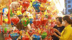 Phố lồng đèn tại Thành phố Hồ Chí Minh nhộn nhịp đón Trung thu