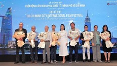 Ban Tổ chức tặng hoa cho thành viên trong Ban Cố vấn của HIFF 2024. (Ảnh: Báo Văn hóa)