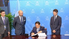 Bộ trưởng Ngoại giaoBùi Thanh Sơn ký Hiệp định về Bảo tồn và sử dụng bền vững đa dạng sinh học ở vùng biển nằm ngoài quyền tài phán quốc gia. 