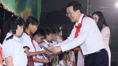 Chủ tịch nước Võ Văn Thưởng trao học bổng cho các thiếu nhi có hoàn cảnh khó khăn, mồ côi cha mẹ, mồ côi do COVID-19 của các tỉnh Đồng Nai, Bình Dương, Tây Ninh và Thành phố Hồ Chí Minh. (Ảnh: TTXVN)