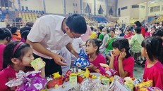 Đại biểu phát quà Trung thu cho các thiếu nhi có hoàn cảnh khó khăn trên địa bàn tỉnh Thừa Thiên-Huế. (Ảnh: Mai Trang/TTXVN)