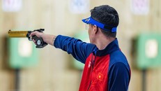 Xạ thủ Phạm Quang Huy giành huy chương Vàng ở nội dung 10m súng ngắn hơi Nam tại ASIAD 19. (Ảnh: THX/TTXVN)