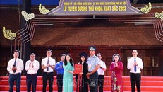 Đại diện Thủ khoa xuất sắc trao lại Sổ vàng cho Bí thư Thành đoàn Hà Nội Chu Hồng Minh. Ảnh: TTXVN