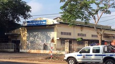 Lực lượng chức năng khám xét tại Trung tâm đăng kiểm thành phố Bảo Lộc, ngày 4/4/2023, để điều tra các sai phạm liên quan đến việc kiểm định xe. (Ảnh: TTXVN )