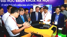 Các đại biểu tham quan triển lãm giới thiệu các dự án, sản phẩm khởi nghiệp sáng tạo, trình diễn công nghệ và kết nối cung cầu. Ảnh: Hoàng Hiếu - TTXVN