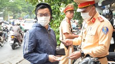 Sáng ngày 16/10, tổ công tác đã xử lý nhiều trường hợp cố tình đi xe máy lên đường Vành đai 2 trên cao