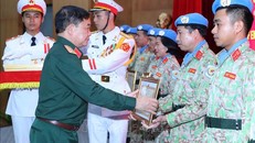 Thượng tướng Hoàng Xuân Chiến trao Bằng khen của Bộ trưởng Bộ Quốc phòng cho các lực lượng tham gia GGHB LHQ tại Phái bộ UNISFA khu vực Abyei. Ảnh: An Đăng - TTXVN