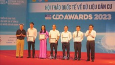 Các cá nhân được vinh danh lãnh đạo chuyển đổi số tiêu biểu năm 2023. Ảnh: Quân Trang-TTXVN