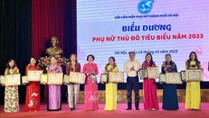 Trao tặng danh hiệu Phụ nữ Thủ đô tiêu biểu năm 2023. 