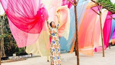 Rực rỡ sắc lụa tại Tuần Văn hóa Du lịch, Thương mại làng nghề dệt lụa Vạn Phúc . Ảnh: TTXVN 