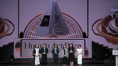 GS Vũ Hà Văn, Chủ tịch kiêm Nhà sáng lập GeneStory (thứ 2 từ bên trái sang) nhận giải thưởng trong lễ trao Giải thưởng Hành động vì Cộng đồng tối ngày 11/12/2023