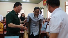 Ông Nguyễn Tuấn Anh – Phó trưởng ban Thường trực Ban Công tác Đại biểu, Đại biểu QH khóa XV tỉnh Bình Phước đang đỡ một cụ già lên nhận quà từ thiện