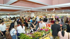 WinMart thu hút đông đảo khách hàng đến mua sắm