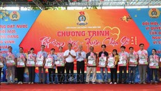 Trao các tặng phần quà Tết cho công nhân lao động Bến Tre. Ảnh: Chương Đài - TTXVN