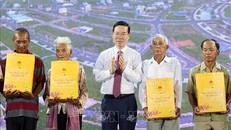 Chủ tịch nước Võ Văn Thưởng tặng quà cho các gia đình Việt Nam và Campuchia. Ảnh: TTXVN