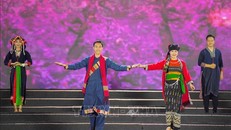 Phần trình diễn trang phục dân tộc. Ảnh: Hoa Mai - TTXVN