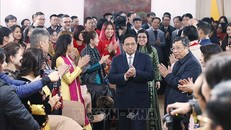 Thủ tướng Phạm Minh Chính và Phu nhân đến thăm cán bộ, nhân viên Đại sứ quán và đại diện cộng đồng người Việt Nam tại Romania. Ảnh: Dương Giang-TTXVN