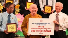 Các nhà hảo tâm trao bảng tượng trưng hỗ trợ Hội Bảo trợ bệnh nhân nghèo Thành phố Hồ Chí Minh. Ảnh: Đinh Hằng - TTXVN