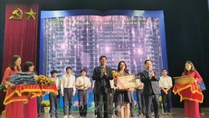 Trao giấy khen cho học sinh giành giải Nhất. Ảnh: Nguyễn Cúc - TTXVN