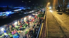 Bắt khẩn cấp 7 đối tượng có hành vi bảo kê, cưỡng đoạt tài sản tại chợ Long Biên