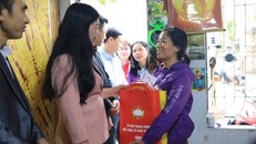 Chủ tịch Ủy ban MTTQ Việt Nam TP. Hà Nội Nguyễn Lan Hương thăm, tặng quà cho các bệnh nhân nghèo đang chạy thận tại Bệnh viện Đa khoa Nông nghiệp (cơ sở 1 Ngọc Hồi, Thanh Trì). Ảnh: VGP