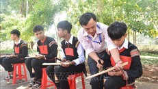 Thầy giáo Nguyễn Phùng Quang Hiếu, Tổng phụ trách Đội văn nghệ Trường Phổ thông Dân tộc nội trú Trung học Cơ sở Cư M’gar (Đắk Lắk) thường xuyên hướng dẫn học sinh về nhạc cụ truyền thống dân tộc. Ảnh: Nguyên Dung – TTXVN