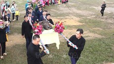 Người Tày xã Thượng Bằng La dâng mâm lễ cúng chính lên miếu thờ Thần Hoàng bản thổ. Ảnh: TTXVN