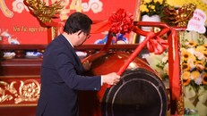 Nghi lễ đánh trống khai hội.