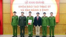 Lãnh đạo Bộ Công an và Đại học Bách Khoa Hà Nội trao quyết định công nhận Học viên cao học cho các học viên. Ảnh: TTXVN