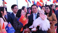 Cộng đồng người Việt tại Canberra, Australia đón tiếp Thủ tướng và phu nhân (Ảnh TTXVN)