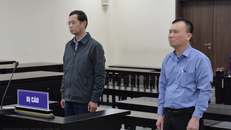 Bị cáo Trương Quang Việt (trái) và Lê Minh Tuyến nghe tòa tuyên án. (Ảnh: Phạm Kiên/TTXVN)