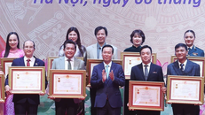 Chủ tịch nước Võ Văn Thưởng trao tặng danh hiệu Nghệ sỹ Nhân dân cho các nghệ sỹ. (Ảnh: Thống Nhất/TTXVN)