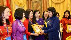 Nguyên Phó Chủ tịch nước Đặng Thị Ngọc Thịnh gặp mặt các nhà khoa học nữ của ngành giáo dục. (Ảnh minh họa: TTXVN)