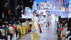 Lễ hội Áo dài kể câu chuyện về chiếc áo dài dành cho mọi giới tính, mọi độ tuổi và phù hợp với nhiều môi trường, hoàn cảnh. Ảnh: Thu Hương - TTXVN 