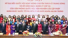 Chủ tịch Quốc hội Vương Đình Huệ và các Phó Chủ tịch Quốc hội với nữ đại biểu. Ảnh: Nhan Sáng-TTXVN