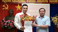 Phó trưởng Ban Thường trực Ban Tuyên giáo Trung ương Lại Xuân Môn trao quyết định cho ông Phạm Quý Trọng. Ảnh: Nguyễn Huế