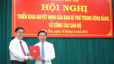 Ông Nguyễn Trọng Nghĩa, bí thư Trung ương Đảng, trưởng Ban Tuyên giáo Trung ương, trao quyết định nhận nhiệm vụ mới cho ông Trần Thanh Lâm - phó bí thư Tỉnh ủy Bến Tre